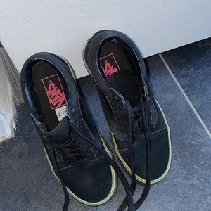 Brand new unisex van. Men size 3.5 & women size 5